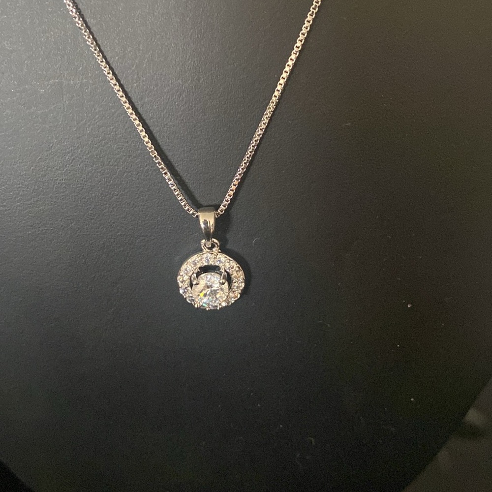 NEW Elegant Silver Cubic Zirconia Pendant Necklace - Picture 3 of 3